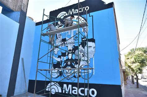 Adelanto en imágenes el nuevo mural de Belgrano en el Gigante de Alberdi