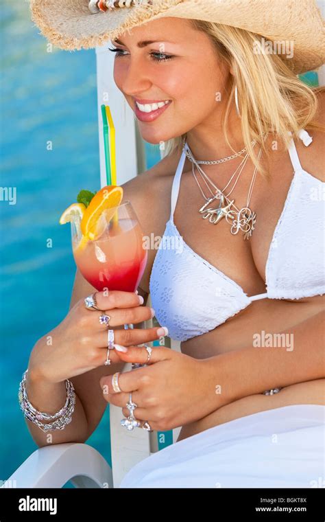 Atemberaubend schöne junge blonde Frau in Cowboy Strohhut und weißen Bikini genießen Sie einen