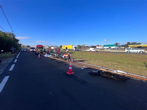 Jovem Morre Ao Bater Em Caminhão E Moto Da Vítima Atinge Carro Na