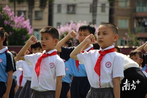 “我们入队啦！”红领巾飘扬在胸前，禅城多所小学举行入队仪式腾讯新闻