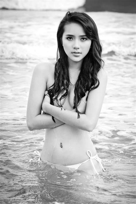 Những hình ảnh bán nude sốc nhất của mỹ nhân Việt