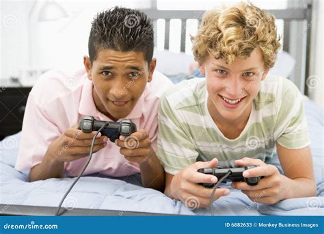 Adolescentes Que Jogam Os Jogos Video Imagem De Stock Imagem De