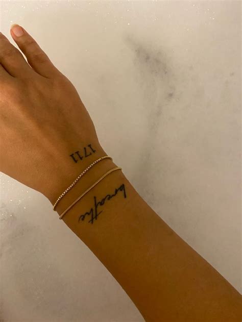 zarter Schriftzug tattoo idee am Handgelenk für Frauen in 2024