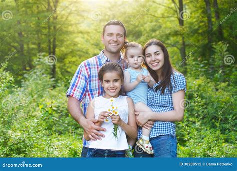 Familia Joven Feliz Con Los Ni Os Fotograf A De Archivo Imagen