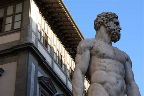 Detalhes Na Estátua De Hercules E No Caco De Baccio Bandinelli Della