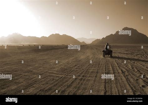 Four wheel motorbike rally in desert Stock Photo - Alamy