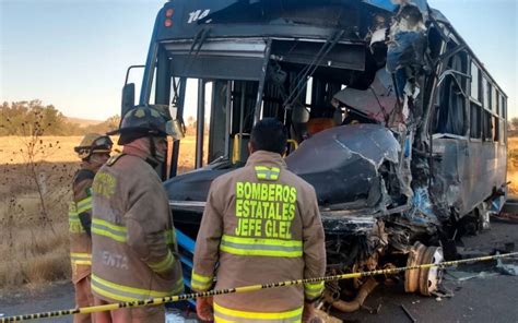 Choque entre dos tráilers deja dos muertos y 25 lesionados en