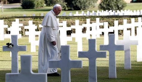 Il Papa Al Cimitero Militare Di Nettuno No Alla Violenza No Alla