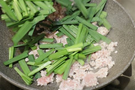 オイスターソースがポン酢の酸味で捗る「鶏そぼろとニラの和風カレー焼きうどん」の作り方【エダジュン】 メシ通 ホットペッパーグルメ