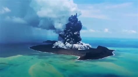 Alerte au tsunami aux Tonga après une éruption volcanique sous marine