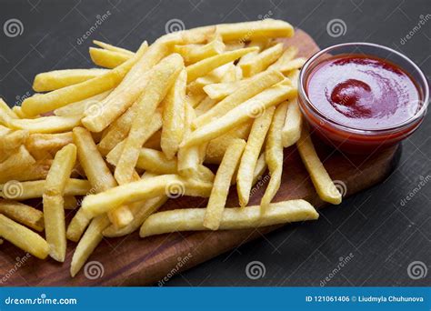 Batatas Fritas Saborosos Fritadas Ketchup Na Placa De Madeira Sobre