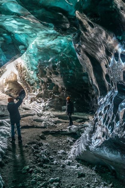 Caverna De Gelo Localizada Abaixo Da Geleira Entre A Montanha De Gelo