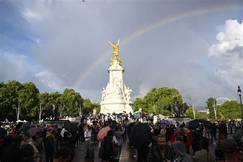 Double Rainbow Appeared Over Buckingham Palace Right Before News Of