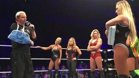 Wwe回顾：6个火辣美女和一个男人对打，这阵势有点担心！体育摔角好看视频