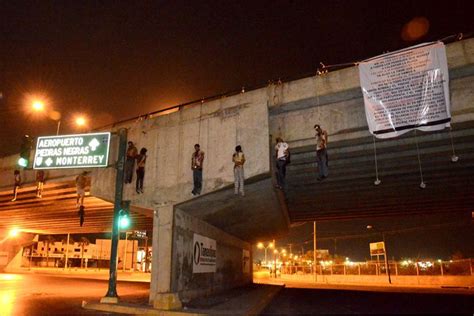 Guerra Narco En México 9 Cadáveres Colgando De Un Puente Y 14 Personas