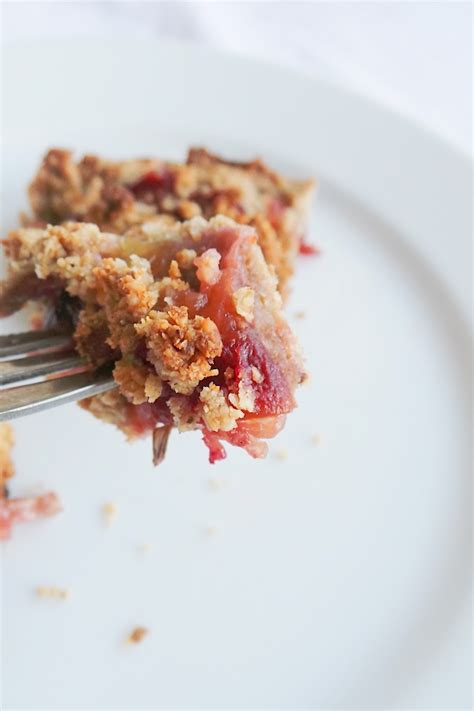 Healthy Plum Crumble Pie With Oats - Beauty Bites