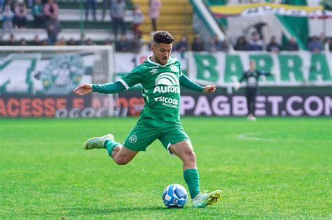 Chapecoense oficializa renovação o atacante Marcinho Chapecoense