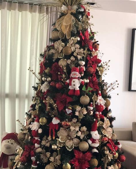 Uma árvore de natal bem clássica muito vermelho e dourado Ainda