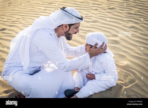 Familia feliz jugando en el desierto de Dubai juguetón padre y su