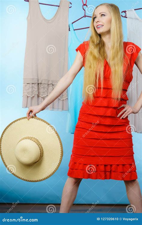 Mujer En Equipo Del Verano De La Cosecha De La Tienda Foto De Archivo