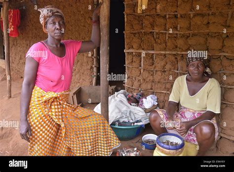 African Mud Hut Hi Res Stock Photography And Images Alamy