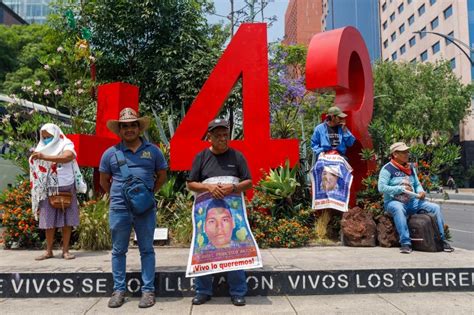 La Jornada Familiares de los 43 normalistas exigen a AMLO reunión