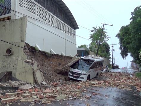 G1 Muro de creche desaba durante chuva e atinge veículos em Manaus