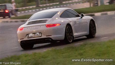 Porsche 911 spotted in Dubai, United Arab Emirates on 10/13/2013, photo 2