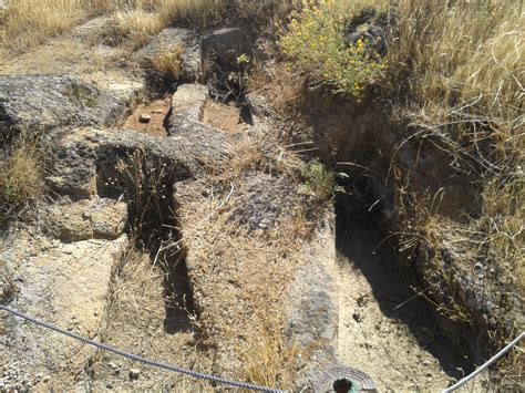 Algunas De Las Tumbas Excavadas En La Roca Del Antiguo Cementerio Jud O