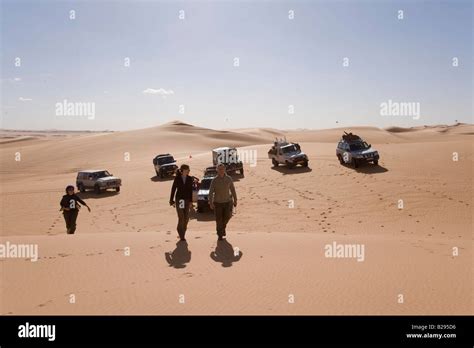 Libya Sahara Desert Tourism Desert trip in 4x4s Stock Photo - Alamy