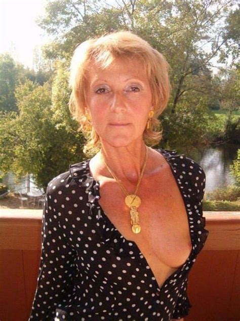 Granny Amateur Big Ass Missis Shows Big Boobs