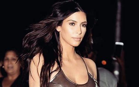 Kim Kardashian deja casi nada a la imaginación tras ser captada por los paparazzi en bikini y