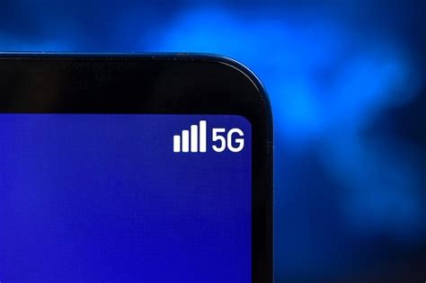 Teléfono Móvil Conectado Al Sistema Inalámbrico De Red 5g Foto