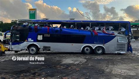 Nibus Que Leva Romeiros Para Aparecida Do Norte Tomba Em Rodovia Tr S