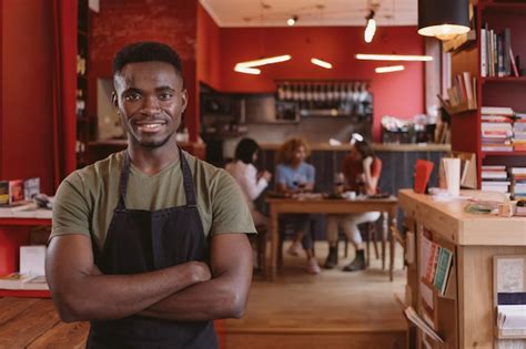 Retrato del joven dueño de un restaurante gerente en una cafetería