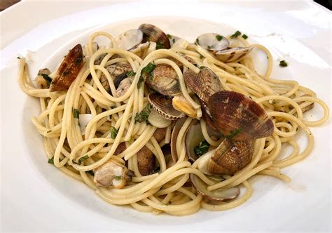 Best Seafood in Naples, Italy: Spaghetti with Clams, Raw Oysters, & More – Devour Tours