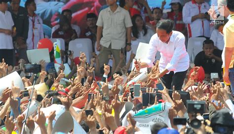 Foto Kampanye Terbuka Jokowi Sapa Pendukungnya Di Cirebon Foto