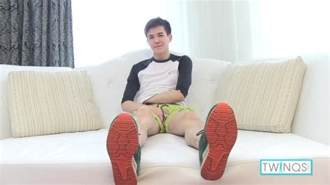 超级性感的黑发 Twink Xander 的独奏真是太好了 Pornhub Gay