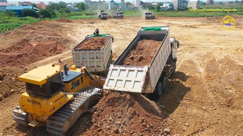 Construction Dump Truck Dozer Work Shantui Dozer Push Soil With