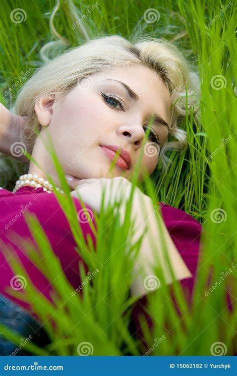 Belle Jeune Femme Blonde Se Trouvant Sur L Herbe Verte Photo Stock