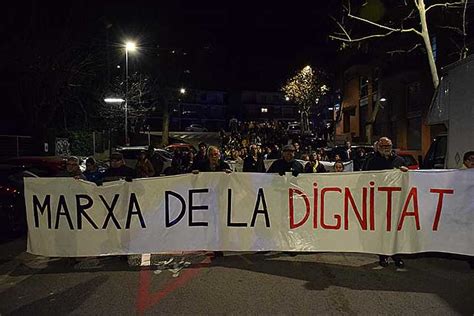 L Informatiu Unes Persones Es Manifesten Per L Inici Del Judici