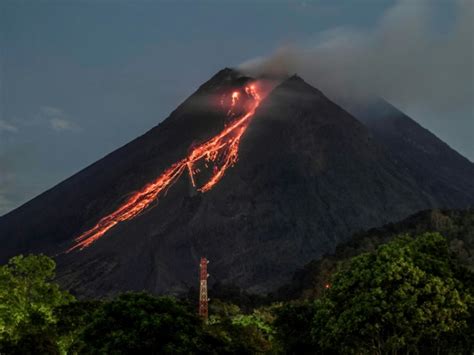 Indon Sie Le Merapi Crache De La Lave Incandescente Sciences Et Avenir