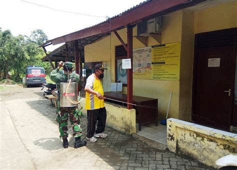 Top Cegah Covid Polsek Kronjo Semprotkan Disinfektan Deliknews