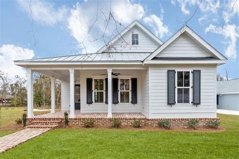 Bedroom Southern Single Story Cottage For A Narrow Lot With Open