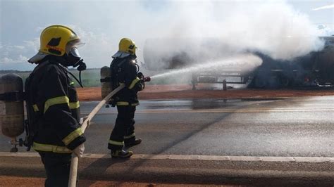 Caminh O Tanque De Combust Veis Pega Fogo Na Br Em Nova Mutum