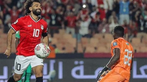 محمد صلاح ينجو من إصابة خطيرة في لقاء مصر وجيبوتي فيديو