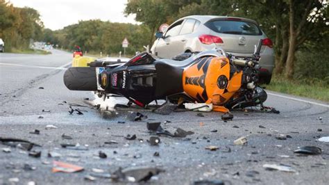 Tödlicher Unfall 19 jähriger Motorradfahrer stirbt bei Sturz