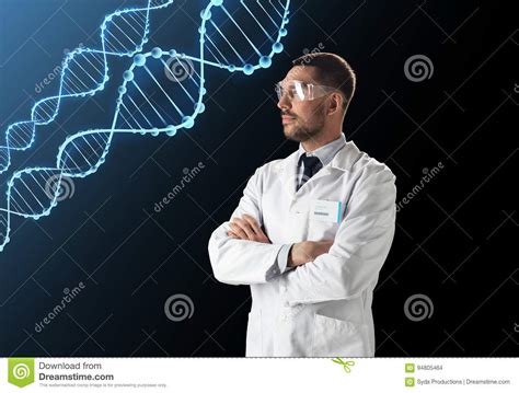 Scienziato In Cappotto Del Laboratorio Ed Occhiali Di Protezione Con