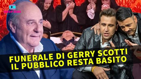 Il Funerale Di Gerry Scotti Pubblico Basito YouTube