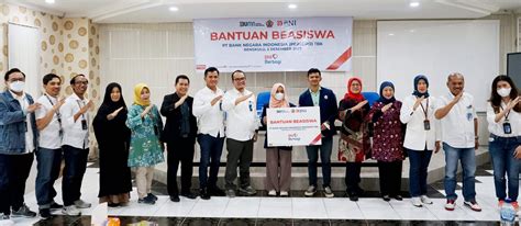 Puluhan Mahasiswa Berprestasi Dan Kurang Mampu Terima Beasiswa BNI